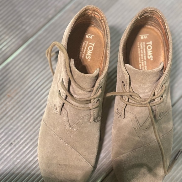 Super cute worn once toms with wedge - Picture 4 of 6